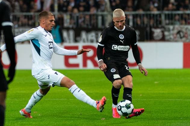 Louis Oppie FC St Pauli, 23 on pass against Grischa Proemel TSG 1899 Hoffenheim, 06 , GER, FC St Pauli vs TSG 1899 Hoffenheim, Soccer, DFB Pokal, 2 Round, Season 2025 2026, 28 10 2025 DFL REGULATES PROHIBIT ANY USE OF PHOTOGRAPHS AS IMAGE SEQUENCES AND OR QUASI VIDEO GER, FC St Pauli vs TSG 1899 Hoffenheim, Football, DFB Pokal, 2nd round, 2025 2026 season, 28 10 2025 Hamburg Copyright: xEibner-Pressefoto MaxxVincenx EP_MVN