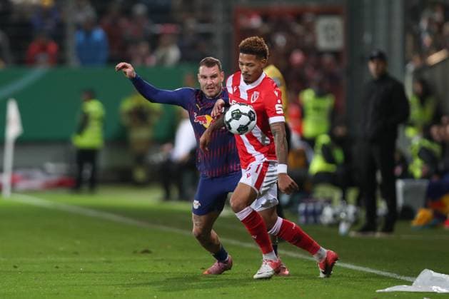 28 10 2025, xtgx, Football DFB Cup 2nd round, FC Energie Cottbus RB Leipzig emspor, v l David Raum Leipzig, 22 , Justin Butler Cottbus, 31 duel, fight, tackle DFL DFB REGULATIONS PROHIBIT ANY USE OF PHOTOGRAPHS as IMAGE SEQUENCES and or QUASI VIDEO Cottbus