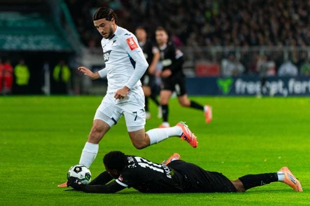 Leon Avdullahu TSG 1899 Hoffenheim, 07 on the dribble, Oladapo Afolayan FC St Pauli, 17 on the ground, GER, FC St Pauli vs TSG 1899 Hoffenheim, Football, DFB Pokal, 2 Round, Season 2025 2026, 28 10 2025 DFL REGULATES PROHIBIT ANY USE OF PHOTOGRAPHS AS IMAGE SEQUENCES AND OR QUASI VIDEO GER, FC St Pauli vs TSG 1899 Hoffenheim, Football, DFB Pokal, 2nd round, 2025 2026 season, 28 10 2025 Hamburg Copyright: xEibner-Pressefoto MaxxVincenx EP_MVN