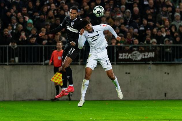 Andreas Hountondji FC St Pauli, 27 in header duel with Bernardo TSG 1899 Hoffenheim, 13 , GER, FC St Pauli vs TSG 1899 Hoffenheim, Soccer, DFB Pokal, 2 Round, Season 2025 2026, 28 10 2025 DFL REGULATES PROHIBIT ANY USE OF PHOTOGRAPHS AS IMAGE SEQUENCES AND OR QUASI VIDEO GER, FC St Pauli vs TSG 1899 Hoffenheim, Football, DFB Pokal, 2nd round, 2025 2026 season, 28 10 2025 Hamburg Copyright: xEibner-Pressefoto MaxxVincenx EP_MVN
