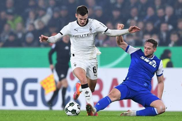 Soccer DFB Cup 2nd round Borussia Mönchengladbach Karlsruher SC on 28 10 2025 at Borussia Park in Mönchengladbach Yannik Engelhardt Mönchengladbach , left Christoph Kobald Karlsruhe , right DFB regulations prohibit any use of photographs as image sequences and or quasi video xRx