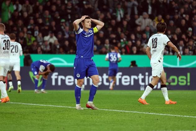28 10 2025, xrekx, Fußball DFB Pokal 2 Runde, Borussia Moenchengladbach Karlsruher SC v l Torchance Lilian Egloff Karlsruher SC Marvin Wanitzek Karlsruher SC enttaeuscht, enttäuscht, schaut enttaeuscht, traurig, frustriert, niedergeschlagen, disappointed, sad, frustrated DFL DFB REGULATIONS PROHIBIT ANY USE OF PHOTOGRAPHS as IMAGE SEQUENCES and or QUASI VIDEO Moenchengladbach