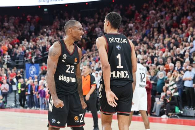 Isiaha Mike FC Bayern Basketball, 22 celebrates a goal, with Oscar da Silva FC Bayern Basketball, 01 , GER, FC Bayern Basketball vs Real Madrid, Basketball, Euroleague, Matchday 7, Season 2025 2026, 28 10 2025, GER, FC Bayern Basketball vs Real Madrid, Basketball, Euroleague, Matchday 7, Season 2025 2026, 28 10 2025 Munich Copyright: xEibner-Pressefoto JennixMaulx EP_JML