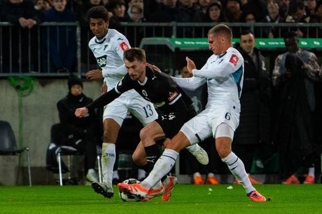 Connor Metcalfe FC St Pauli, 24 in duel, fight for the ball with Grischa Proemel TSG 1899 Hoffenheim, 06 and Bernardo TSG 1899 Hoffenheim, 13 , GER, FC St Pauli vs TSG 1899 Hoffenheim, Soccer, DFB Pokal, 2nd round, Season 2025 2026, 28 10 2025 DFL REGULATIONS PROHIBIT ANY USE OF PHOTOGRAPHS AS IMAGE SEQUENCES AND OR QUASI VIDEO GER, FC St Pauli vs TSG 1899 Hoffenheim, Football, DFB Pokal, 2nd round, Season 2025 2026, 28 10 2025 Hamburg Copyright: xEibner-Pressefoto MaxxVincenx EP_MVN