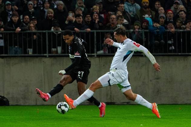 Andreas Hountondji FC St Pauli, 27 Cross, Pass, Leon Avdullahu TSG 1899 Hoffenheim, 07 , GER, FC St Pauli vs TSG 1899 Hoffenheim, Football, DFB Pokal, 2 Round, Season 2025 2026, 28 10 2025 DFL REGULATES PROHIBIT ANY USE OF PHOTOGRAPHS AS IMAGE SEQUENCES AND OR QUASI VIDEO GER, FC St Pauli vs TSG 1899 Hoffenheim, Football, DFB Pokal, 2nd round, 2025 2026 season, 28 10 2025 Hamburg Copyright: xEibner-Pressefoto MaxxVincenx EP_MVN