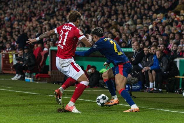 GER, DFB Pokal, 2nd round, FC Energie Cottbus RB Leipzig 28 10 2025, LEAG Energie Stadion, Cottbus, GER, DFB Pokal, 2nd round, FC Energie Cottbus RB Leipzig Antonio Nusa RB Leipzig 7 , Justin Butler FC Energie Cottbus 31 Â nordphotoxGmbHxx xAlexanderxTrienitz nph00051