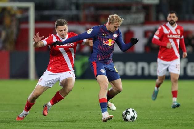 28 10 2025, xtgx, Fußball DFB Pokal 2 Runde, FC Energie Cottbus RB Leipzig emspor, v l Erik Engelhardt Cottbus, 18 , Xaver Schlager Leipzig, 24 Zweikampf, Duell, Kampf, tackle DFL DFB REGULATIONS PROHIBIT ANY USE OF PHOTOGRAPHS as IMAGE SEQUENCES and or QUASI VIDEO Cottbus