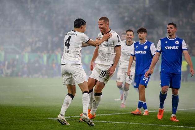 Mönchengladbach, Germany, 28 10 25 Nico Elvedi Borussia Mönchengladbach Borussia Mönchengladbach goal celebration, cheers after his goal for 2 during the DFB Pokal 2 round match between Borussia Mönchengladbach vs Karlsruher SC at Borussia Park Mönchengladbach Stadion im Borussia Park North Rhine Westphalia Germany Copyright: xBrauer-Fotoagenturx xAdrianxSchlx