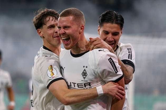 Mönchengladbach, Germany, 28 10 25 Nico Elvedi Borussia Mönchengladbach goal celebration, cheers with his team after scoring the 2-0 goal during the DFB Pokal 2 round match between Borussia Mönchengladbach vs Karlsruher SC at Borussia Park Mönchengladbach Stadion im Borussia Park North Rhine Westphalia Germany Copyright: xBrauer-Fotoagenturx xAdrianxSchlx