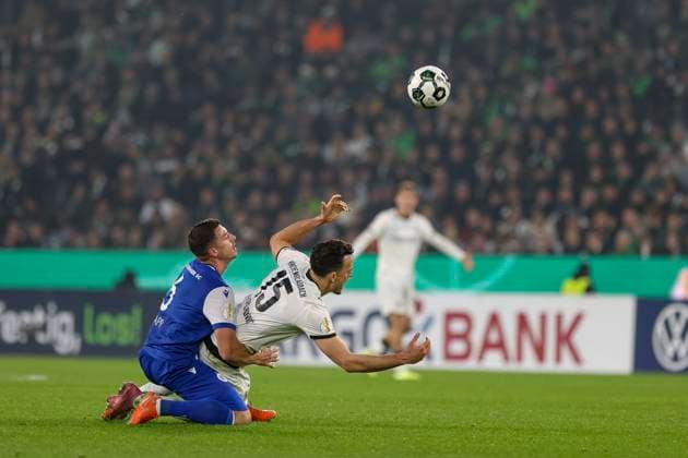 Mönchengladbach, Germany, 28 10 25 Nicolai Rapp Karlsruher SC and Haris Tabakovic Borussia Mönchengladbach fighting for the ball during the DFB Pokal 2 round match between Borussia Mönchengladbach and Karlsruher SC at Borussia Park Mönchengladbach Stadion im Borussia Park North Rhine Westphalia Germany Copyright: xBrauer-Fotoagenturx xAdrianxSchlx