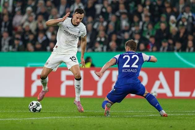 Mönchengladbach, Germany, 28 10 25 Haris Tabakovic Borussia Mönchengladbach and Christoph Kobald Karlsruher SC fighting for the ball during the DFB Pokal 2 round match between Borussia Mönchengladbach and Karlsruher SC at the stadium in Borussia Park Mönchengladbach Stadion im Borussia Park North Rhine Westphalia Germany Copyright: xBrauer-Fotoagenturx xAdrianxSchlx