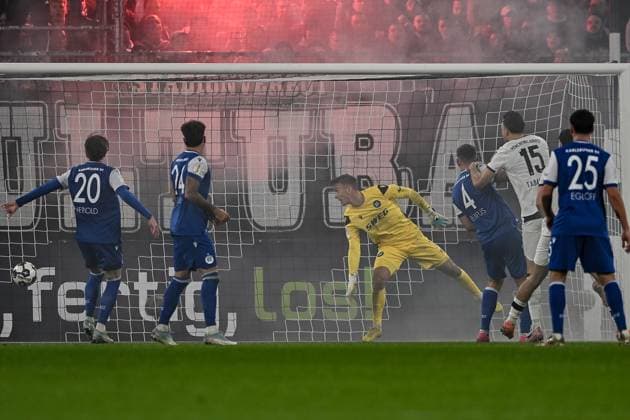 28 10 2025, Football DFB Pokal, Season 2025 2026, 2 Round, Borussia Moenchengladbach vs Karlsruher SC at Borussia Park in Moenchengladbach Hans Christian Bernat Karlsruher SC, 01 cannot prevent the goal to 2 0 Important note According to the regulations of the DFL German Football League or the DFB German Football Association, it is prohibited, to utilize or have utilized photographs taken in the stadium and or of the match in the form of sequential images and or video-like photo series Foto Kirchner Media Thomas Haesler Copyright: xKirchner-Media ThomasxHaeslerx