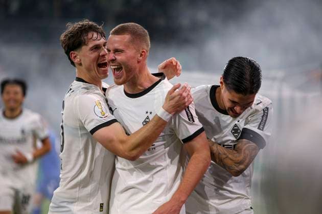 Mönchengladbach, Germany, 28 10 25 Nico Elvedi Borussia Mönchengladbach goal celebration, cheers with his team after scoring the 2-0 goal during the DFB Pokal 2 round match between Borussia Mönchengladbach vs Karlsruher SC at Borussia Park Mönchengladbach Stadion im Borussia Park North Rhine Westphalia Germany Copyright: xBrauer-Fotoagenturx xAdrianxSchlx