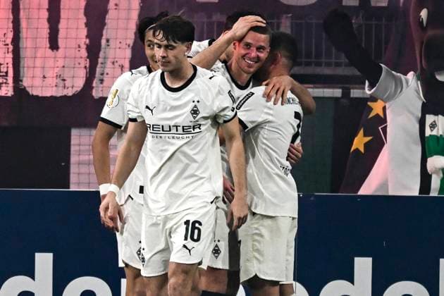 Nico Elvedi Moenchengladbach 30 cheers with the team after scoring the 2 0 goal 28 10 2025 Soccer Borussia Moenchengladbach vs Karlsruher SC, Borussia Park, Moenchengladbach, DFB DFL REGULATIONS PROHIBIT ANY USE OF PHOTOGRAPHS AS IMAGE SEQUENCES AND OR QUASI VIDEO Copyright: xpepphotox xHorstxMauelshagenx pep00321, pep_20251028_hm_183103