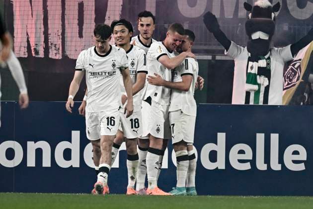 Nico Elvedi Moenchengladbach 30 cheers with the team after scoring the 2 0 goal 28 10 2025 Soccer Borussia Moenchengladbach vs Karlsruher SC, Borussia Park, Moenchengladbach, DFB DFL REGULATIONS PROHIBIT ANY USE OF PHOTOGRAPHS AS IMAGE SEQUENCES AND OR QUASI VIDEO Copyright: xpepphotox xHorstxMauelshagenx pep00321, pep_20251028_hm_183111