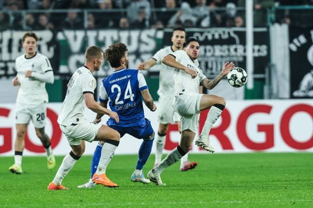 Sport, Football, DFB Pokal Season 2025 2026 2 Round Borussia Mönchengladbach Karlsruher SC 28 10 2025, BORUSSIA PARK Fabian Schleusener Karlsruher SC, 24 Kevin Diks Borussia Mönchengladbach, 4 Mönchengladbach BORUSSIA PARK North Rhine-Westphalia Germany