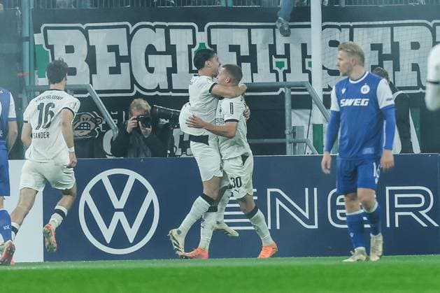 Sport, Soccer, DFB Pokal Season 2025 2026 2 Round Borussia Mönchengladbach Karlsruher SC 28 10 2025, BORUSSIA PARK Goal celebration Borussia Mönchengladbach after the goal to 2 0 by Nico Elvedi Borussia Mönchengladbach, 30 Mönchengladbach BORUSSIA PARK North Rhine-Westphalia Germany