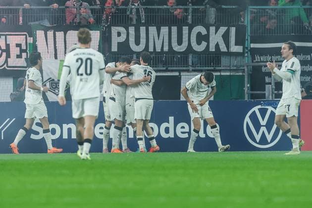 Sport, Soccer, DFB Pokal Season 2025 2026 2 Round Borussia Mönchengladbach Karlsruher SC 28 10 2025, BORUSSIA PARK Goal celebration Borussia Mönchengladbach after the goal to 2 0 by Nico Elvedi Borussia Mönchengladbach, 30 Mönchengladbach BORUSSIA PARK North Rhine-Westphalia Germany