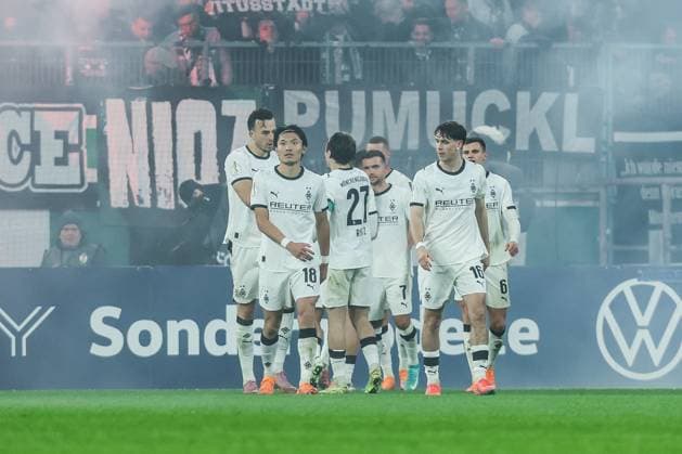 Sport, Soccer, DFB Pokal Season 2025 2026 2 Round Borussia Mönchengladbach Karlsruher SC 28 10 2025, BORUSSIA PARK Goal celebration Borussia Mönchengladbach after the goal to 2 0 by Nico Elvedi Borussia Mönchengladbach, 30 Mönchengladbach BORUSSIA PARK North Rhine-Westphalia Germany