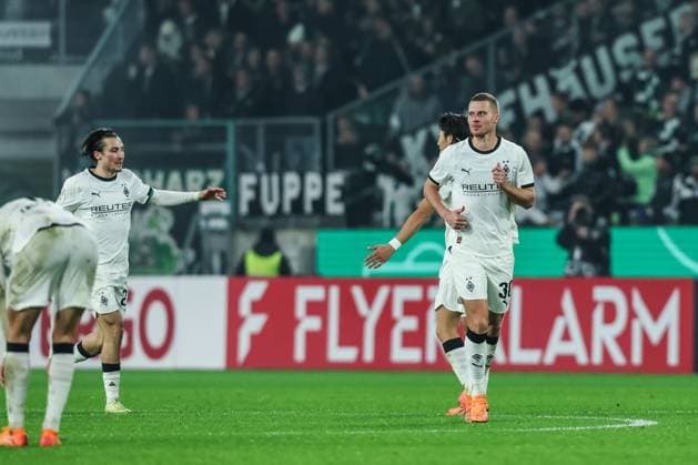 Sport, Soccer, DFB Pokal Season 2025 2026 2 Round Borussia Mönchengladbach Karlsruher SC 28 10 2025, BORUSSIA PARK Goal celebration Borussia Mönchengladbach after the goal to 2 0 by Nico Elvedi Borussia Mönchengladbach, 30 Mönchengladbach BORUSSIA PARK North Rhine-Westphalia Germany
