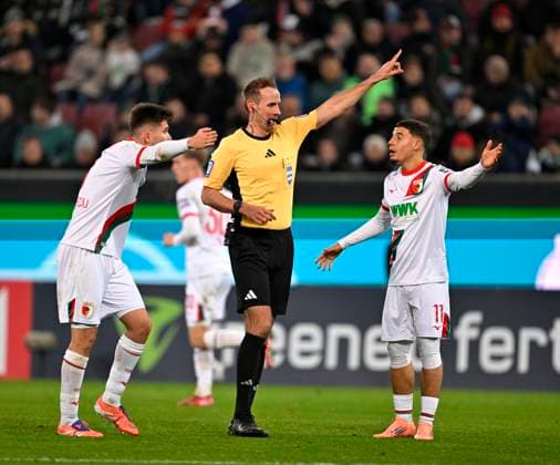 28 10 2025, Football DFB Pokal 2025 2026, 2 Round, FC Augsburg VfL Bochum, at WWK Arena Augsburg Referee Sascha Stegemann Germany gestures Ismael Gharbi FC Augsburg DFL and DFB regulations prohibit any use of photographs as image sequences and or quasi video