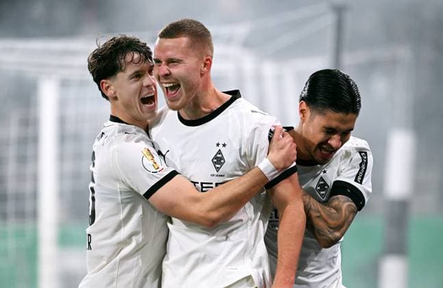 Soccer, DFB Pokal, Germany, Men, Season 2025 2026, 2 Round, Borussia Park Mönchengladbach, Bor Mönchengladbach Karlsruher SC Cheering Nico Elvedi BMG after his goal to 0 2, together with Kevin Diks BMG and Philipp Sander BMG Cheering, joy, action