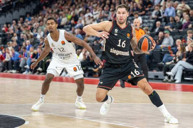 Theo Maledon 12 Real Madrid , in a duel with Stefan Jovic 16 FC Bayern Basketball , FC Bayern Basketball vs Real Madrid, EuroLeague 7 Matchday, 28 10 2025 Munich Bavaria Germany Copyright: xkolbert-press UlrichxGamelx