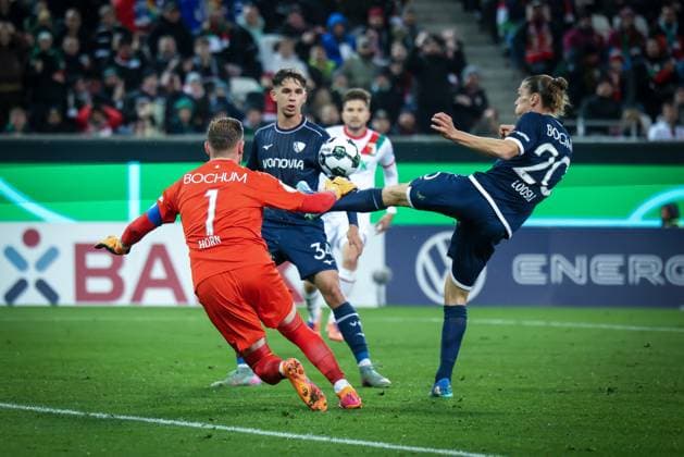 Noah Loosli 20 VfL Bochum clears a ball, in front of Timo Horn 1 VfL Bochum and Cajetan Lenz 34 VfL Bochum , FC Augsburg vs VfL Bochum 1848, Football, Men, DFL, DFB Pokal, Season 2025 2026, WWK Arena, Second Round, 28 10 2025 Augsburg Bavaria Germany Copyright: xkolbert-press MartinxAgüerax