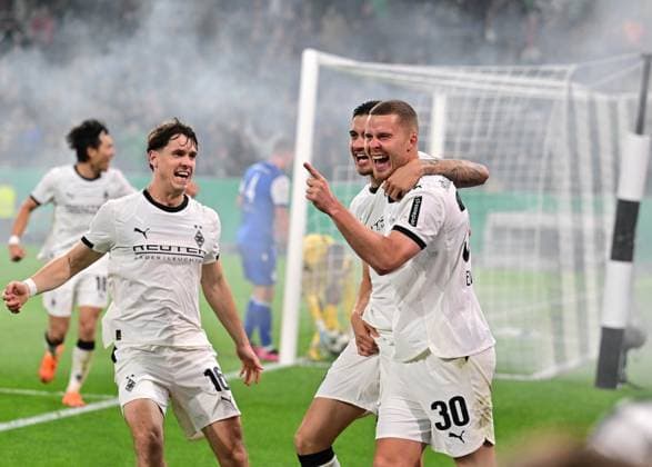 28 10 2025 Moenchengladbach Fußball, Herren, Saison 2025 2026, DFB Pokal, 2 Hauptrunde, Borussia Moenchengladbach vs Karlsruher SC Torjubel Gladbach nach dem Tor zum 1 0 bei v li Philipp Sander Gladbach , Kevin Diks Gladbach , Torschuetze Nico Elvedi Gladbach DFL regulations prohibit any use of photographs as image sequences and or quasi video Borussia Park NRW Deutschland