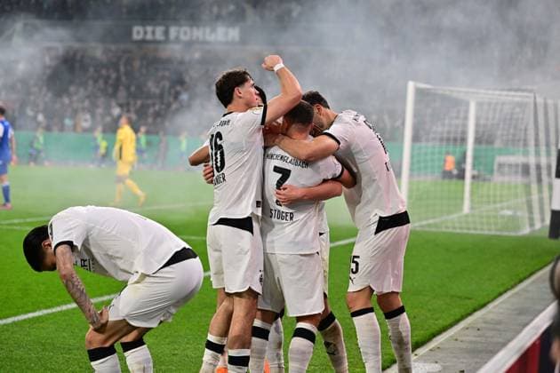 28 10 2025 Moenchengladbach Fußball, Herren, Saison 2025 2026, DFB Pokal, 2 Hauptrunde, Borussia Moenchengladbach vs Karlsruher SC Torjubel Gladbach nach dem Tor zum 1 0 DFL regulations prohibit any use of photographs as image sequences and or quasi video Borussia Park NRW Deutschland