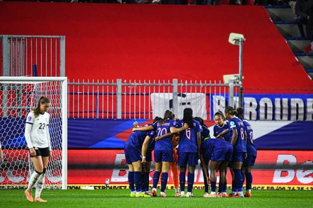 FOOTBALL : France Feminine vs Allemagne Feminine - Ligue des nations - Demi Finale retour - 28 10 2025 L™Ã quipe de France apres le but de Nicole Anyomi (Allemagne) CaenFrance  Copyright: xBaptistexAutissierx