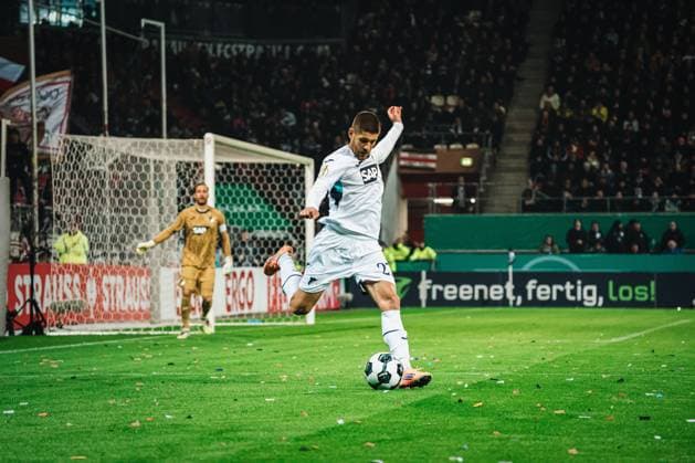 HAMBURG, GERMANY - OCTOBER 28: Andrej Kramaric (TSG Hoffenheim, 27) shoots ball during the DFB-Pokal match between DFB-Pokal: St. Pauli vs. TSG Hoffenheim at Millerntor-Stadion on round 2 of the DFB-Pokal on October 28, 2025 in Hamburg, Germany. DFL REGULATIONS PROHIBIT ANY USE OF PHOTOGRAPHS AS IMAGE SEQUENCES AND OR QUASI-VIDEO. Hamburg Germany Copyright: xBEAUTIFULxSPORTS Tonhäuserx