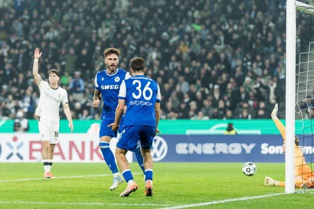 DFB Pokal Borussia Moenchengladbach vs Karlsruher SC, 28 10 2025 MOENCHENGLADBACH, GERMANY OCTOBER 28 Fabian Schleusener Karlsruher SC, 24 celebrates scoring the 2 1 goal during the DFB Pokal match between Borussia Moenchengladbach vs Karlsruher SC at Borussia Park on matchday 2 of DFB Pokal on October 28, 2025 in Moenchengladbach, Germany DFB REGULATIONS PROHIBIT ANY USE OF PHOTOGRAPHS AS IMAGE SEQUENCES AND OR QUASI VIDEO Copyright: xBEAUTIFULxSPORTS Wunderlx