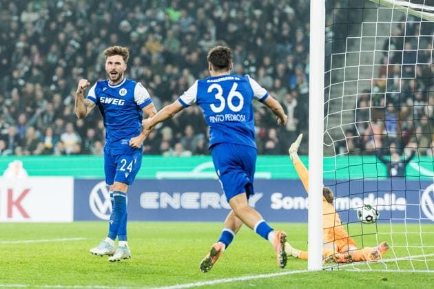 MOENCHENGLADBACH, GERMANY - OCTOBER 28: Fabian Schleusener (Karlsruher SC, 24) celebrates scoring the 2:1 goal during the DFB Pokal match between Borussia Moenchengladbach vs. Karlsruher SC at Borussia Park on matchday 2 of DFB Pokal on October 28, 2025 in Moenchengladbach, Germany. DFB REGULATIONS PROHIBIT ANY USE OF PHOTOGRAPHS AS IMAGE SEQUENCES AND OR QUASI-VIDEO. North Rhine Westphalia Germany Copyright: xBEAUTIFULxSPORTS Wunderlx
