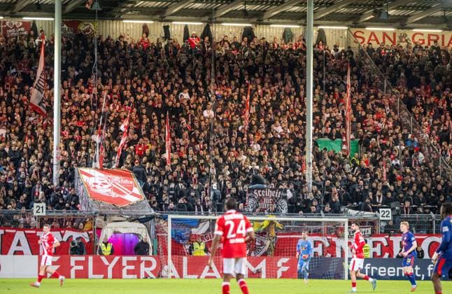 Fußball, Herren, Saison 2025 2026, DFB-Pokal (2. Runde), FC Energie Cottbus - RB Leipzig, Fans beider Lager stellten den Support in Hälfte zwei phasenweise ein, im Bild Fans aus Cottbus, 28.10.2025, Copyright: xMatthiasxKochx