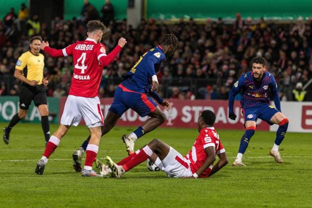GER, DFB Pokal, 2nd round, FC Energie Cottbus RB Leipzig 28 10 2025, LEAG Energie Stadion, Cottbus, GER, DFB Pokal, 2nd round, FC Energie Cottbus RB Leipzig Ezechiel Banzuzi RB Leipzig 6 , Tim Campulka FC Energie Cottbus 4 Â nordphotoxGmbHxx xAlexanderxTrienitz nph00051