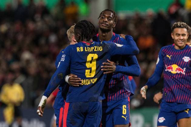 GER, DFB Pokal, 2nd round, FC Energie Cottbus RB Leipzig 28 10 2025, LEAG Energie Stadion, Cottbus, GER, DFB Pokal, 2nd round, FC Energie Cottbus RB Leipzig Johan Bakayoko RB Leipzig 9 , Ezechiel Banzuzi RB Leipzig 6 cheer  nordphotoxGmbHxx xAlexanderxTrienitz nph00051