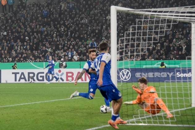 Fabian Schleusener SC 24 scores the goal for 2 1 28 10 2025 Soccer Borussia Moenchengladbach vs Karlsruher SC, Borussia Park, Moenchengladbach, DFB DFL REGULATIONS PROHIBIT ANY USE OF PHOTOGRAPHS AS IMAGE SEQUENCES AND OR QUASI VIDEO Copyright: xpepphotox xHorstxMauelshagenx pep00321, pep_20251028_hm_183146