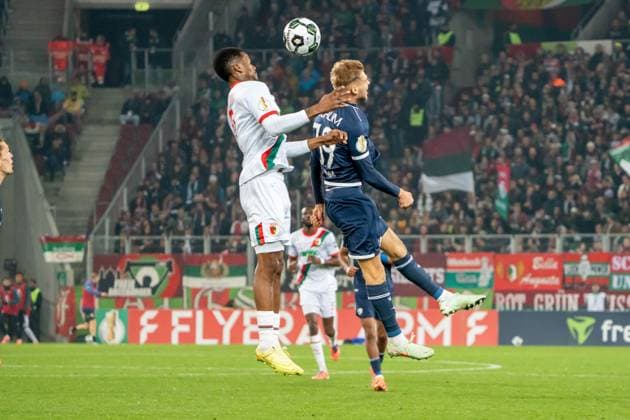 Kofball duel between Samuel Essende FC Augsburg, 09 and Robin Fellhauer VfL Bochum, 19 , GER, FC Augsburg vs VfL Bochum, Football, DFB Pokal, 2 Round, Season 2025 2026, 28 10 2025, DFL REGULATES PROHIBIT ANY USE OF PHOTOGRAPHS AS IMAGE SEQUENCES AND OR QUASI VIDEO, GER, FC Augsburg vs VfL Bochum, Football, DFB Pokal, 2nd round, 2025 2026 season, 28 10 2025, Augsburg Copyright: xEibner-Pressefoto EdwardxCheungx EP_ECG