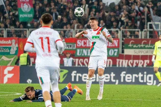 Duel between CÃ dric Zesiger FC Augsburg, 16 and Felix Passlack VfL Bochum, 15 , GER, FC Augsburg vs VfL Bochum, Football, DFB Pokal, 2 Round, Season 2025 2026, 28 10 2025, DFL REGULATES PROHIBIT ANY USE OF PHOTOGRAPHS AS IMAGE SEQUENCES AND OR QUASI VIDEO, GER, FC Augsburg vs VfL Bochum, Football, DFB Pokal, 2nd round, 2025 2026 season, 28 10 2025, Augsburg Copyright: xEibner-Pressefoto EdwardxCheungx EP_ECG