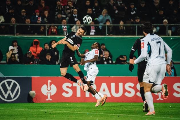 DFB Pokal St Pauli vs TSG Hoffenheim, 28 10 2025 HAMBURG, GERMANY OCTOBER 28 Manolis Saliakas FC St Pauli, 2 with the headball during the DFB Pokal match between DFB Pokal St Pauli vs TSG Hoffenheim at Millerntor Stadion on round 2 of the DFB Pokal on October 28, 2025 in Hamburg, Germany DFL REGULATIONS PROHIBIT ANY USE OF PHOTOGRAPHS AS IMAGE SEQUENCES AND OR QUASI VIDEO Copyright: xBEAUTIFULxSPORTS Tonhäuserx
