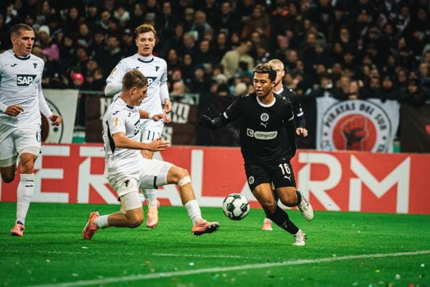 HAMBURG, GERMANY - OCTOBER 28: Joel Chima Fujita (FC St. Pauli, 16) with ball during the DFB-Pokal match between DFB-Pokal: St. Pauli vs. TSG Hoffenheim at Millerntor-Stadion on round 2 of the DFB-Pokal on October 28, 2025 in Hamburg, Germany. DFL REGULATIONS PROHIBIT ANY USE OF PHOTOGRAPHS AS IMAGE SEQUENCES AND OR QUASI-VIDEO. Hamburg Germany Copyright: xBEAUTIFULxSPORTS Tonhäuserx