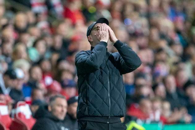 GER, Cottbus, Fußball, DFB Pokal, 2 Hauptrunde, FC Energie Cottbus vs RB Leipzig im Bild v l Ole Werner Trainer RB Leipzig , mit Haenden vor dem Gesicht nach vergebenen Chancen 28 10 2025, LEAG Energie Stadion Cottbus DFB REGULATIONS PROHIBIT ANY USE OF PHOTOGRAPHS AS IMAGE SEQUENCES AND OR QUASI VIDEO, Copyright: HMBxMedia PaulxFritz