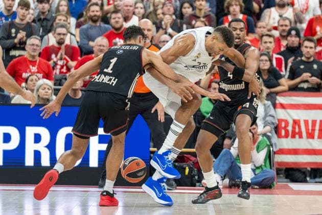 Oscar da Silva 1 FC Bayern Basketball in a duel with Walter Tavares 22 Real Madrid , Xavier Rathan Mayes 4 FC Bayern Basketball , FC Bayern Basketball vs Real Madrid, EuroLeague 7 Matchday, 28 10 2025 Munich Bavaria Germany Copyright: xkolbert-press UlrichxGamelx