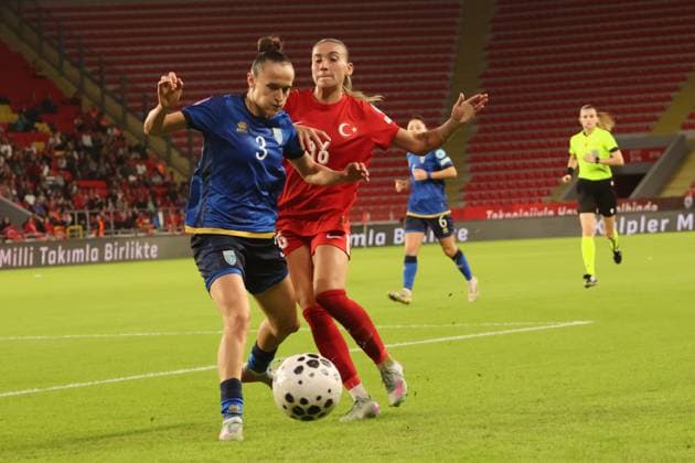 IZMIR, TURKEY - OCTOBER 28: Ece Turkoglu (16) of Turkey and Fatlinda Ramaj (3) of Kosovo during the FIFA Women s World Cup 2027 play-off second leg match between Turkey and Kosovo at Gursel Aksel Stadium in Izmir , Turkey on October 28 , 2025. ( Photo by Seskimphoto ) Izmir Turkey Izmir Turkey Copyright: xSeskimphotox Turkey-Kosovo-281025 (149)