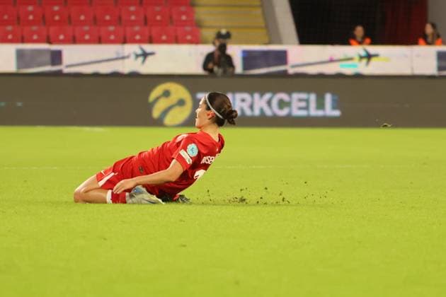 IZMIR, TURKEY - OCTOBER 28: Busem Seker (19) of Turkey celebrates after scoring the third goal of his team with teammates during the FIFA Women s World Cup 2027 play-off second leg match between Turkey and Kosovo at Gursel Aksel Stadium in Izmir , Turkey on October 28 , 2025. ( Photo by Seskimphoto ) Izmir Turkey Izmir Turkey Copyright: xSeskimphotox Turkey-Kosovo-281025 (161)