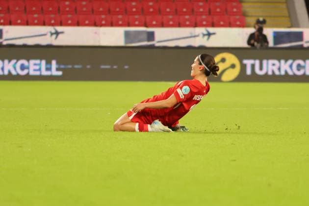IZMIR, TURKEY - OCTOBER 28: Busem Seker (19) of Turkey celebrates after scoring the third goal of his team with teammates during the FIFA Women s World Cup 2027 play-off second leg match between Turkey and Kosovo at Gursel Aksel Stadium in Izmir , Turkey on October 28 , 2025. ( Photo by Seskimphoto ) Izmir Turkey Izmir Turkey Copyright: xSeskimphotox Turkey-Kosovo-281025 (162)