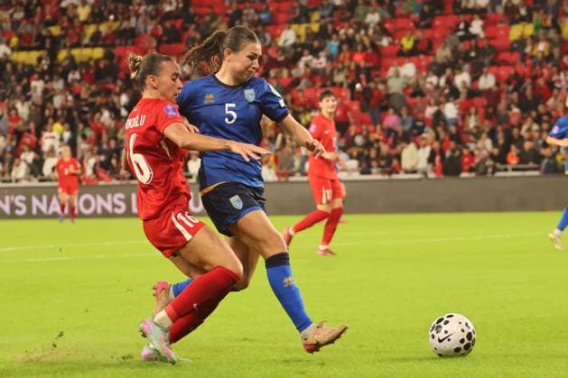 IZMIR, TURKEY - OCTOBER 28: Ece Turkoglu (16) of Turkey and Blerta Smaili (5) of Kosovo during the FIFA Women s World Cup 2027 play-off second leg match between Turkey and Kosovo at Gursel Aksel Stadium in Izmir , Turkey on October 28 , 2025. ( Photo by Seskimphoto ) Izmir Turkey Izmir Turkey Copyright: xSeskimphotox Turkey-Kosovo-281025 (170)
