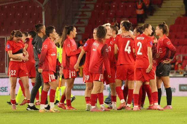 IZMIR, TURKEY - OCTOBER 28: Players of Turkey celebrates victory after the FIFA Women s World Cup 2027 play-off second leg match between Turkey and Kosovo at Gursel Aksel Stadium in Izmir , Turkey on October 28 , 2025. ( Photo by Seskimphoto ) Izmir Turkey Izmir Turkey Copyright: xSeskimphotox Turkey-Kosovo-281025 (173)