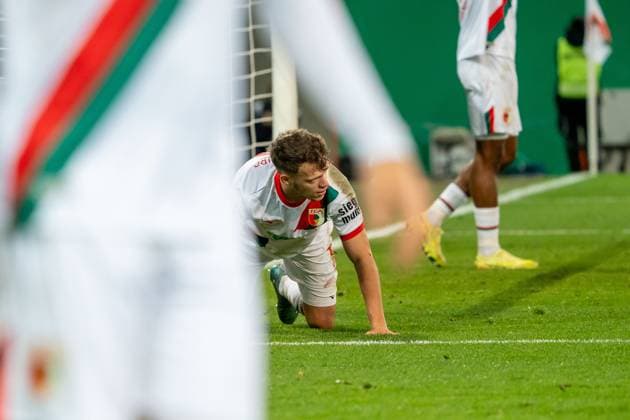 Robin Fellhauer FC Augsburg, 19 on the ground, GER, FC Augsburg vs VfL Bochum, Football, DFB Pokal, 2nd round, 2025 2026 season, 28 10 2025, DFL REGULATES PROHIBIT ANY USE OF PHOTOGRAPHS AS IMAGE SEQUENCES AND OR QUASI VIDEO, GER, FC Augsburg vs VfL Bochum, Football, DFB Pokal, 2nd round, 2025 2026 season, 28 10 2025, Augsburg Copyright: xEibner-Pressefoto EdwardxCheungx EP_ECG